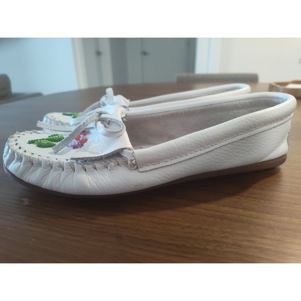 Minnetonka 604Z Kilty Beaded White Leather Moccasins Floral Flats Womens 9